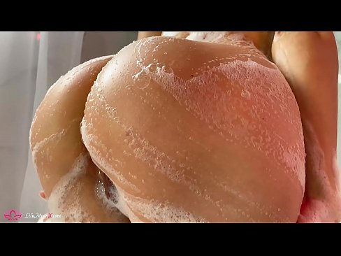 ❤️ 布鲁内特在淋浴时用振动器自慰阴部达到强烈的高潮 Porno